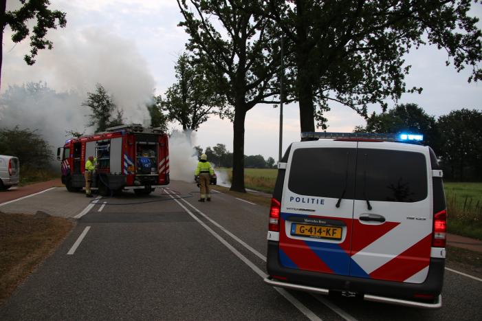 Meters hoge vlammen bij autobrand