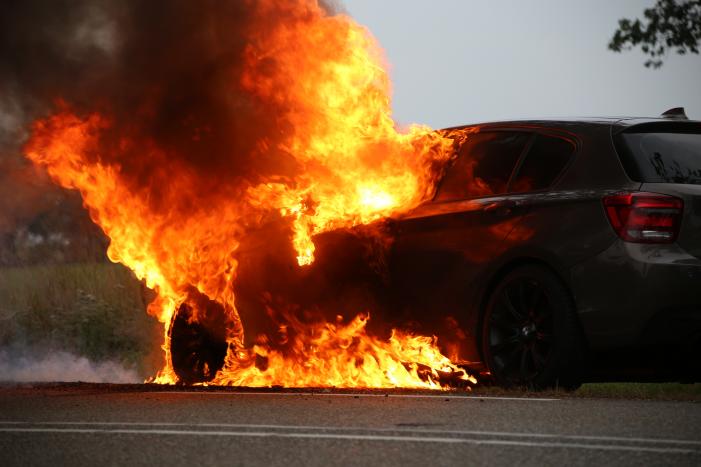 Meters hoge vlammen bij autobrand