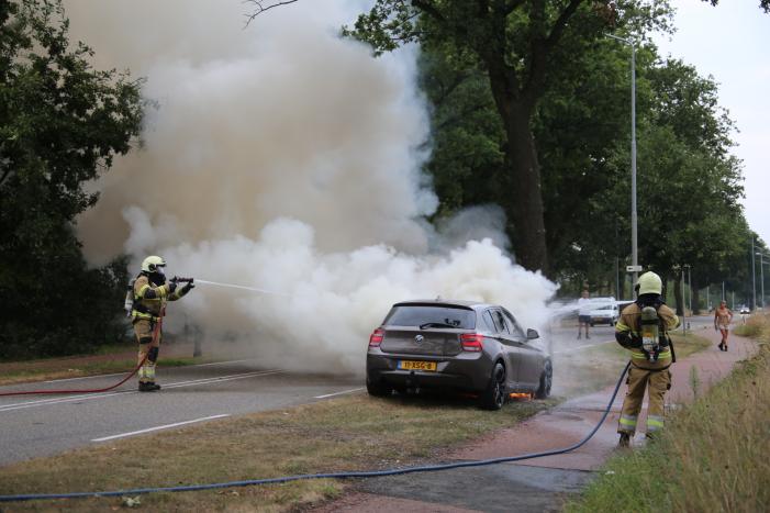 Meters hoge vlammen bij autobrand