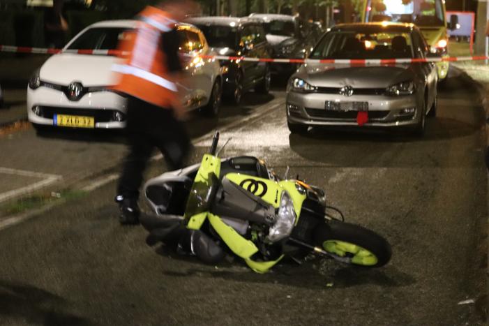Scooter botst op auto, twee gewonden