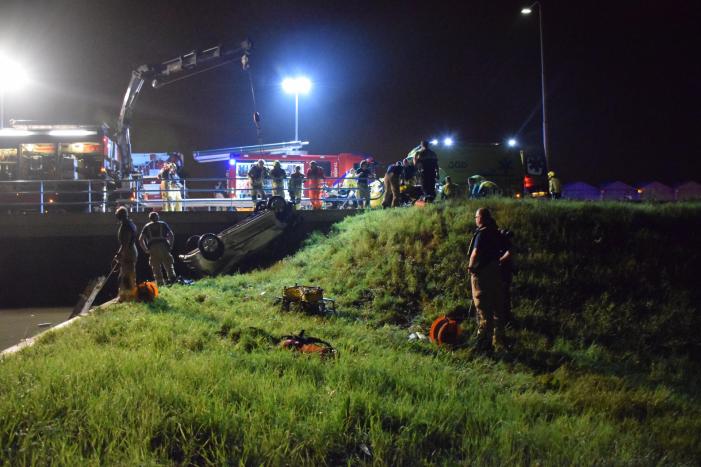 Bestuurder overleden nadat auto te water is geraakt