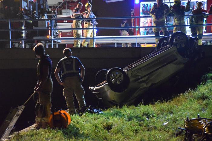 Bestuurder overleden nadat auto te water is geraakt