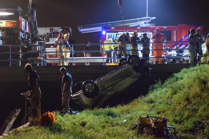 Bestuurder overleden nadat auto te water is geraakt