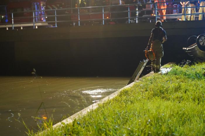 Bestuurder overleden nadat auto te water is geraakt