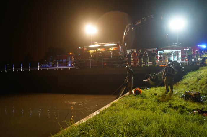 Bestuurder overleden nadat auto te water is geraakt
