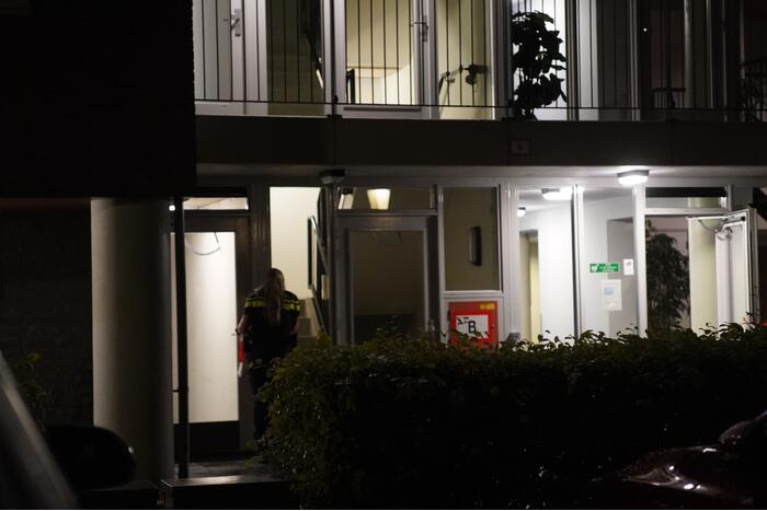 Politie doet onderzoek naar stoffelijk overschot in flatwoning