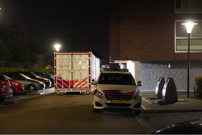 Politie doet onderzoek naar stoffelijk overschot in flatwoning