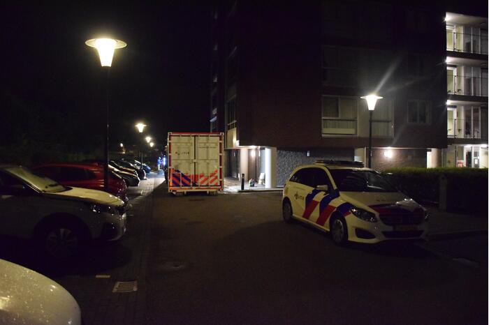 Politie doet onderzoek naar stoffelijk overschot in flatwoning