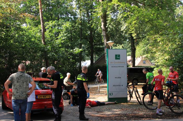 Mountainbiker flink gewond bij botsing op auto