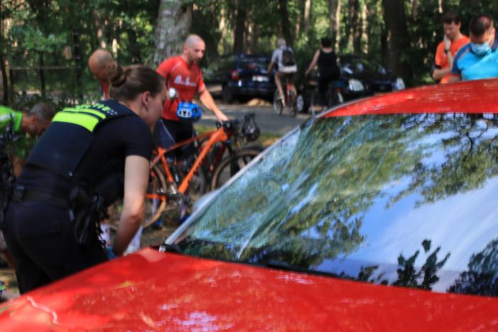 Mountainbiker flink gewond bij botsing op auto