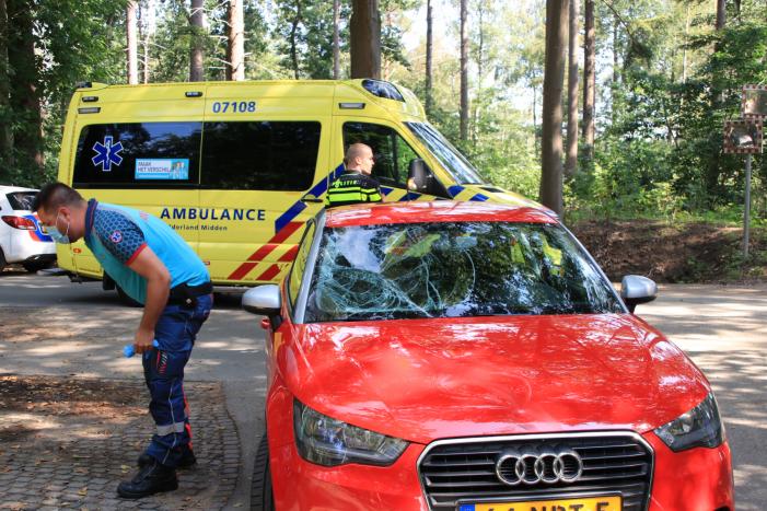 Mountainbiker flink gewond bij botsing op auto