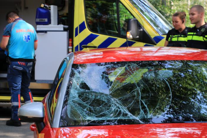 Mountainbiker flink gewond bij botsing op auto