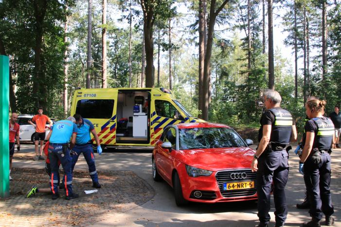 Mountainbiker flink gewond bij botsing op auto