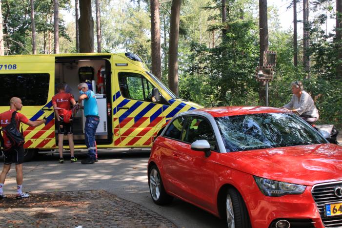 Mountainbiker flink gewond bij botsing op auto