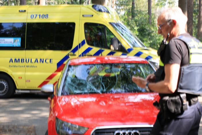 Mountainbiker flink gewond bij botsing op auto