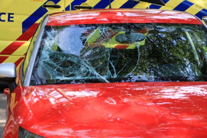 Mountainbiker flink gewond bij botsing op auto