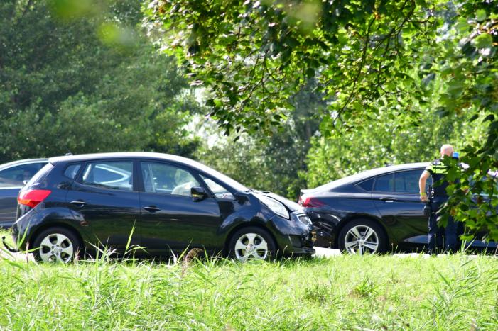 Vrouw gewond bij verkeersongeval met twee auto's