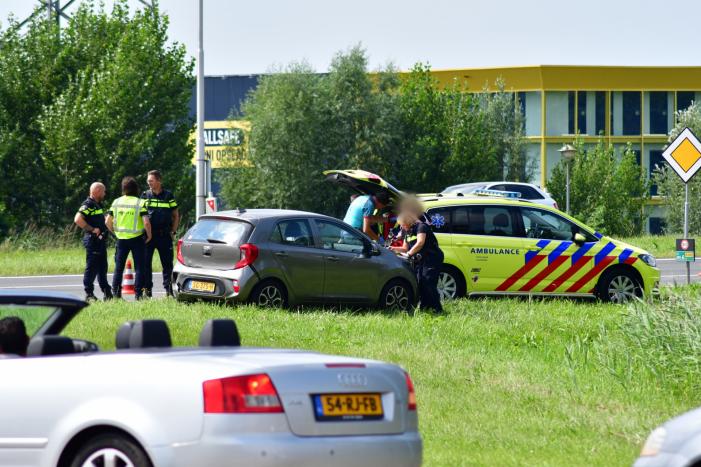 Vrouw gewond bij verkeersongeval met twee auto's