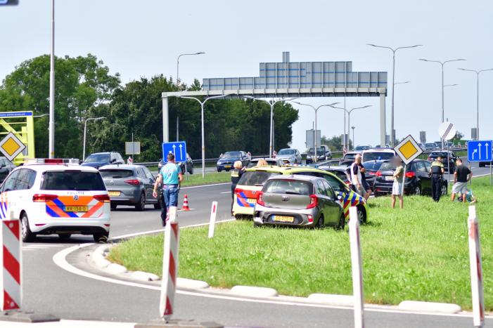 Vrouw gewond bij verkeersongeval met twee auto's