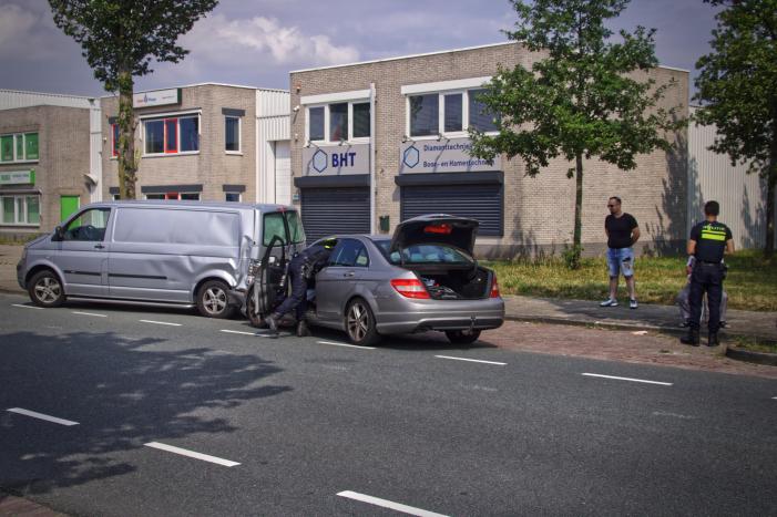 Automobilist knalt met auto op geparkeerde bestelbus