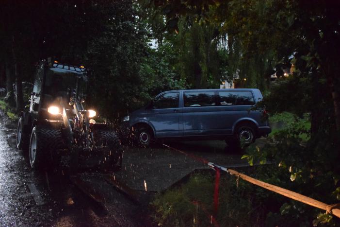 Bestelbus zakt weg in berm na keeractie