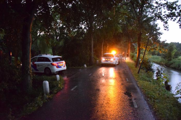 Bestelbus zakt weg in berm na keeractie