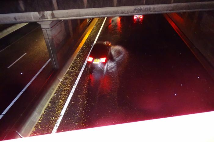 Wateroverlast bij brug op snelweg