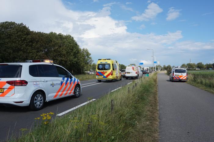 Bestelbus klapt achter op personenauto