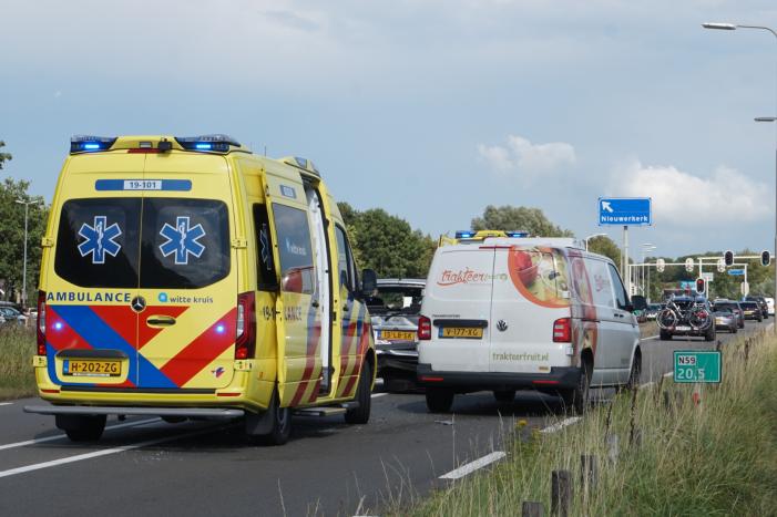 Bestelbus klapt achter op personenauto
