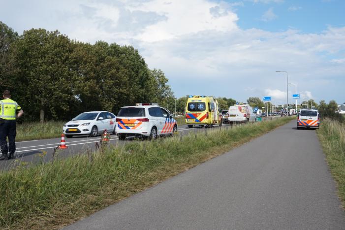 Bestelbus klapt achter op personenauto