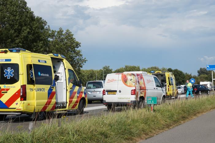 Bestelbus klapt achter op personenauto