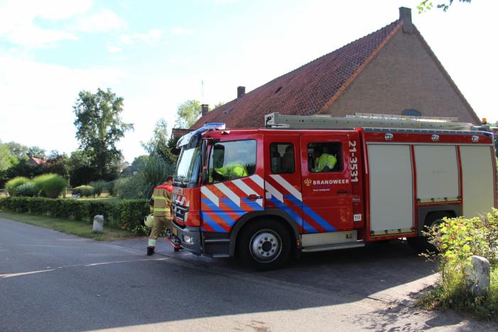 Top van boom breekt af en komt gevaarlijk boven de weg te hangen