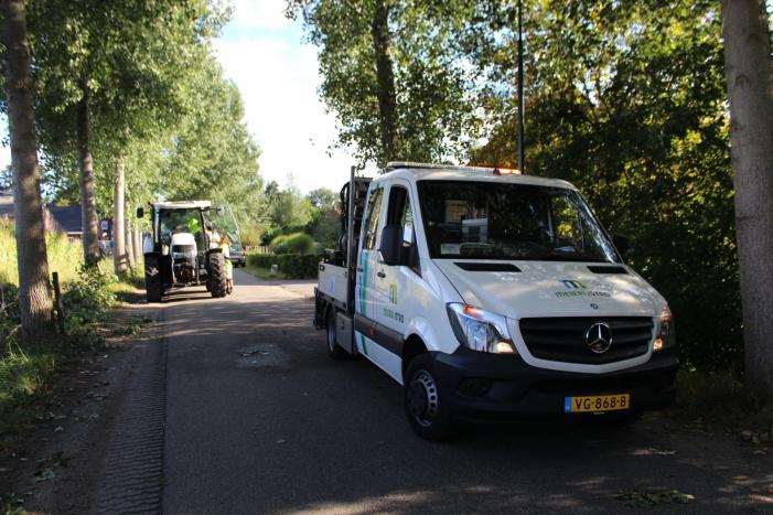 Top van boom breekt af en komt gevaarlijk boven de weg te hangen