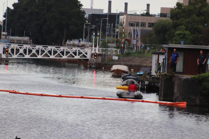 Waterschap verwijdert mogelijke illegale dumping olie in het Utrechtse Merwedekanaal