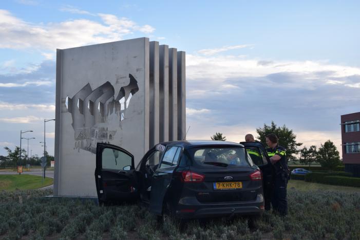 Auto rijdt tegen kunstwerk op rotonde