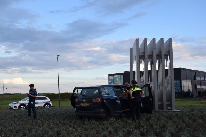 Auto rijdt tegen kunstwerk op rotonde