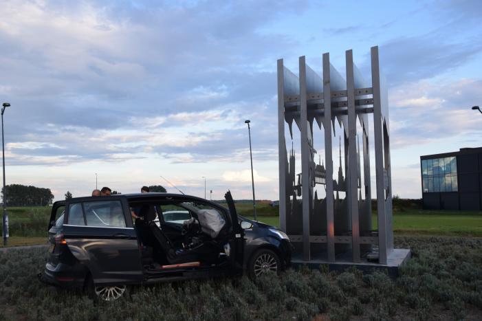 Auto rijdt tegen kunstwerk op rotonde