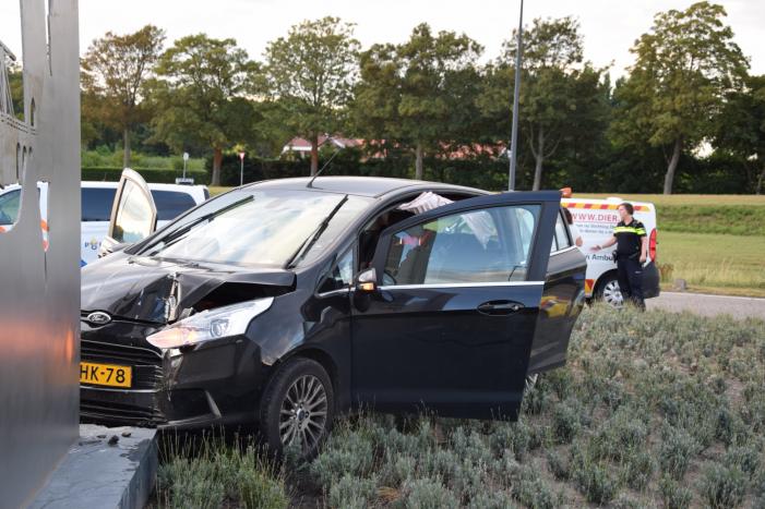 Auto rijdt tegen kunstwerk op rotonde