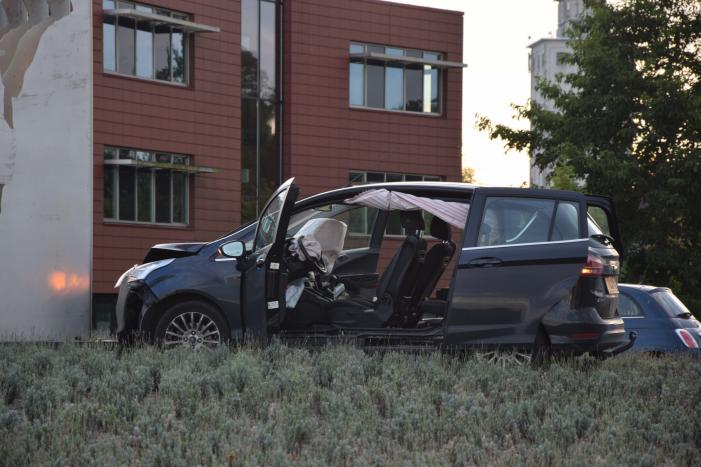 Auto rijdt tegen kunstwerk op rotonde