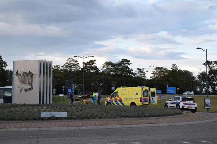 Auto rijdt tegen kunstwerk op rotonde