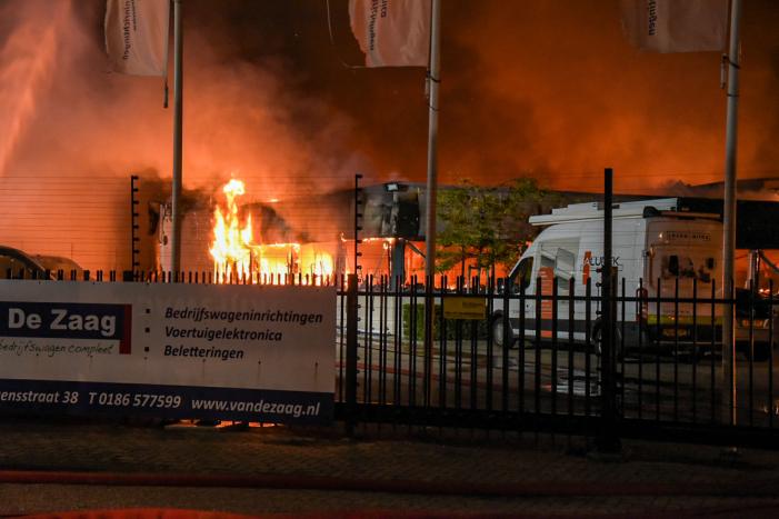 Bedrijfsverzamelgebouw verwoest door grote uitslaande brand