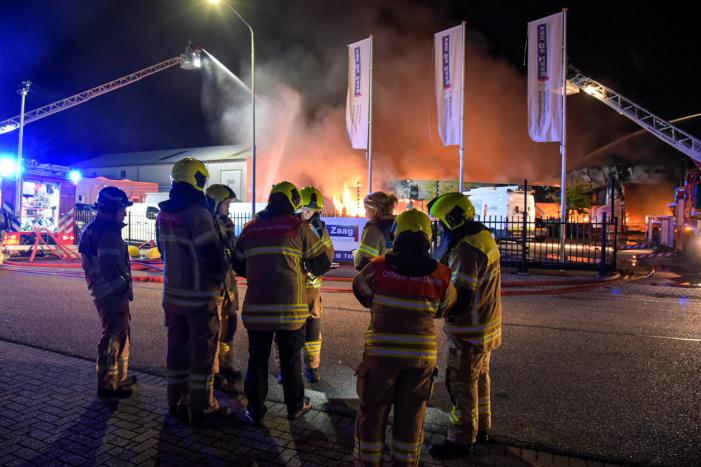 Bedrijfsverzamelgebouw verwoest door grote uitslaande brand