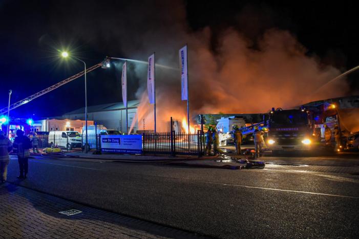 Bedrijfsverzamelgebouw verwoest door grote uitslaande brand