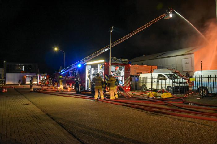 Bedrijfsverzamelgebouw verwoest door grote uitslaande brand