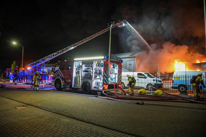 Bedrijfsverzamelgebouw verwoest door grote uitslaande brand