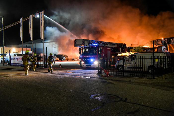 Bedrijfsverzamelgebouw verwoest door grote uitslaande brand