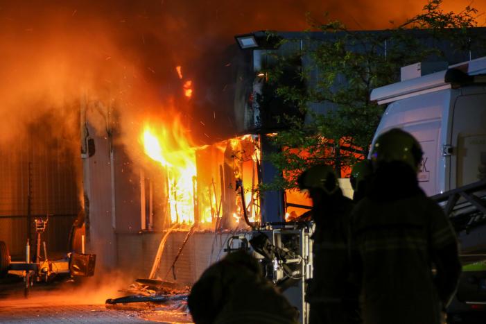 Bedrijfsverzamelgebouw verwoest door grote uitslaande brand