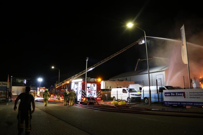 Bedrijfsverzamelgebouw verwoest door grote uitslaande brand