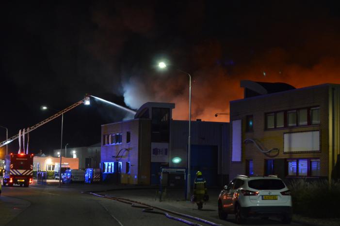 Bedrijfsverzamelgebouw verwoest door grote uitslaande brand