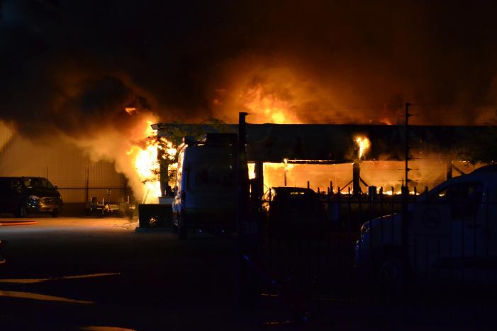 Bedrijfsverzamelgebouw verwoest door grote uitslaande brand